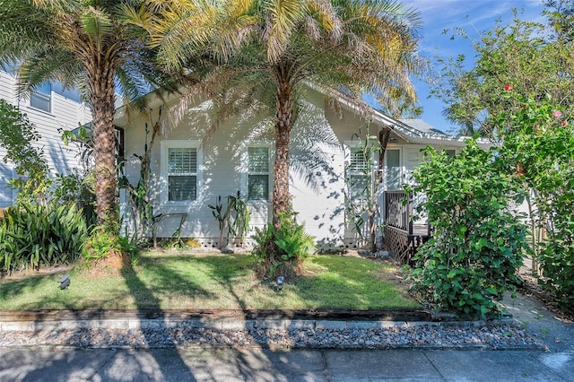 view of front facade with a front yard