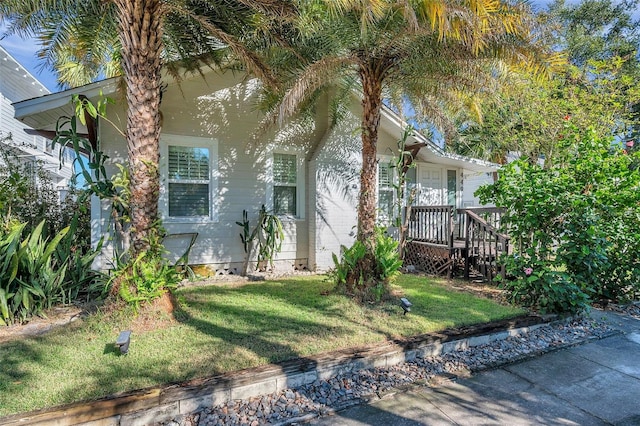 view of front facade featuring a front yard