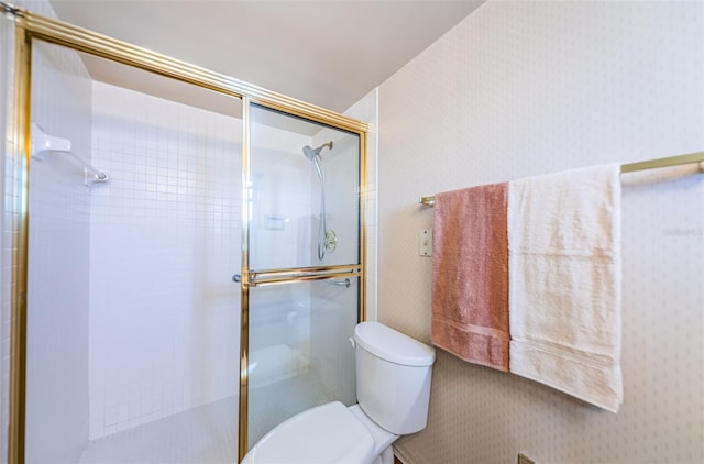 full bath featuring a tile shower and toilet