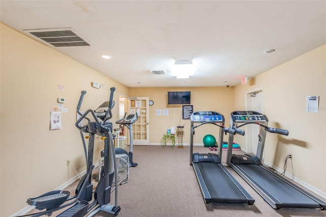 exercise area featuring recessed lighting, carpet flooring, visible vents, and baseboards