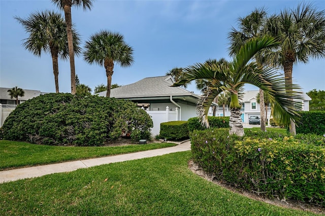 view of front of property featuring a front yard