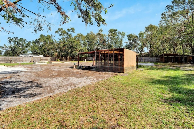 view of yard featuring an outdoor structure