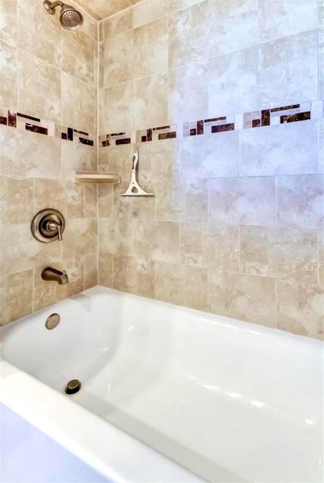 bathroom with tiled shower / bath combo