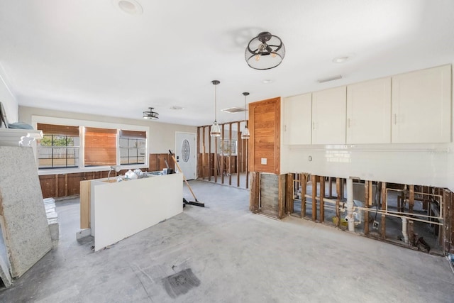 kitchen featuring hanging light fixtures