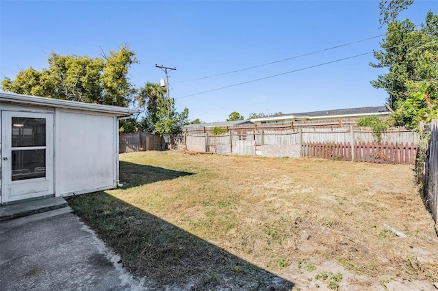 view of yard with a storage shed