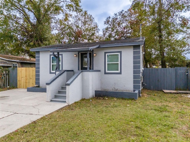 view of front of house featuring a front yard