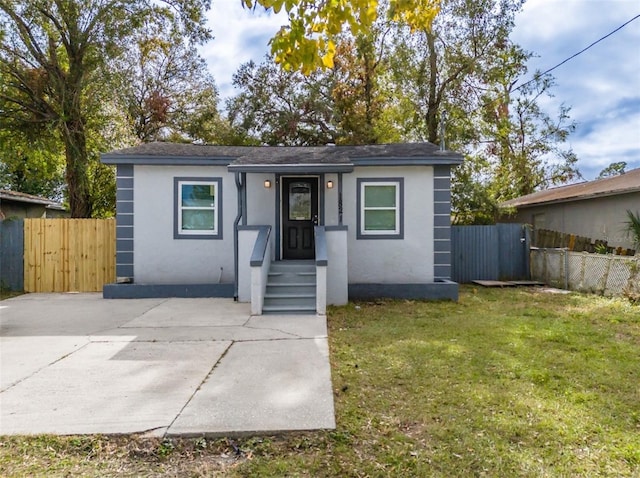 view of front of property featuring a front lawn