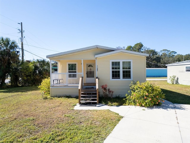 view of front of house featuring a porch and a front lawn