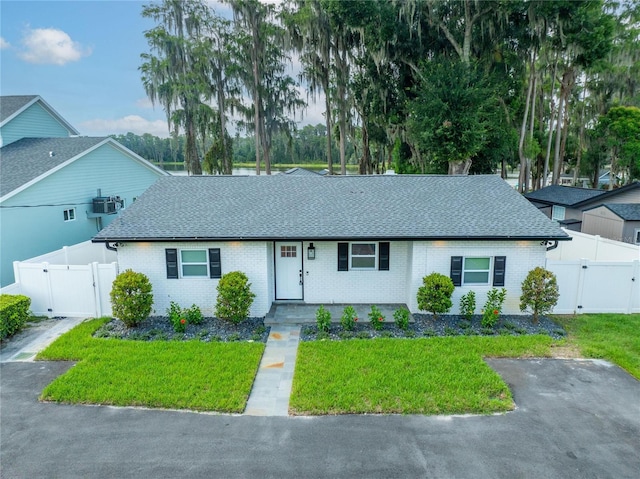 view of front of property featuring a front lawn