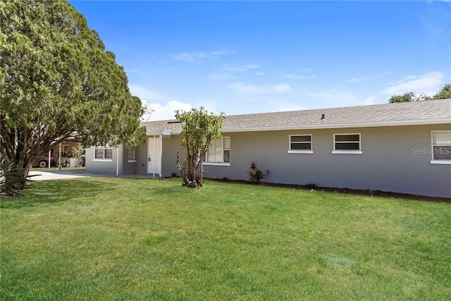 view of front of house featuring a front lawn