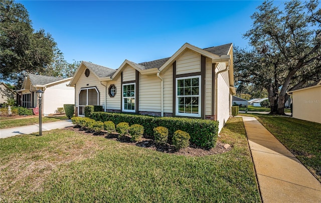 single story home featuring a front yard