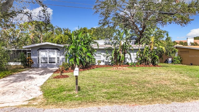 ranch-style house featuring a front yard