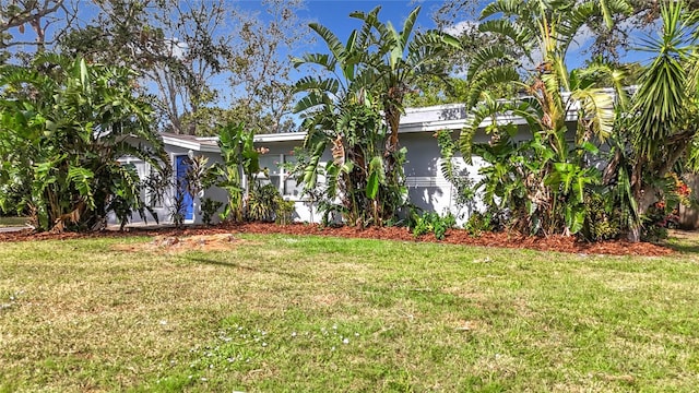 view of front of home featuring a front yard