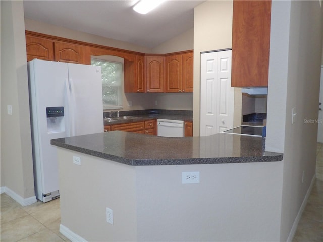 kitchen featuring kitchen peninsula, white appliances, vaulted ceiling, sink, and light tile patterned floors