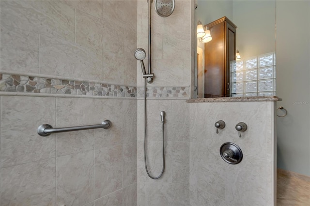 bathroom featuring tiled shower