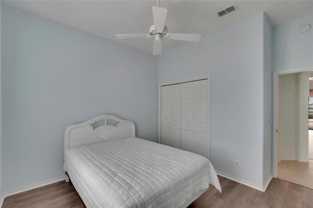 bedroom with hardwood / wood-style floors, ceiling fan, and a closet