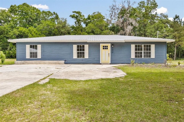 single story home featuring a front yard