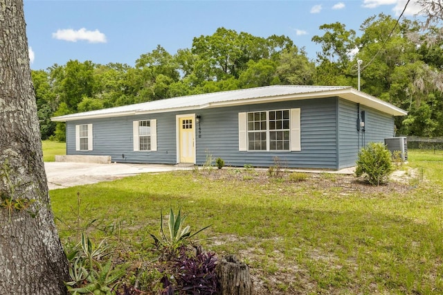 ranch-style home featuring a front lawn