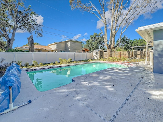 view of swimming pool