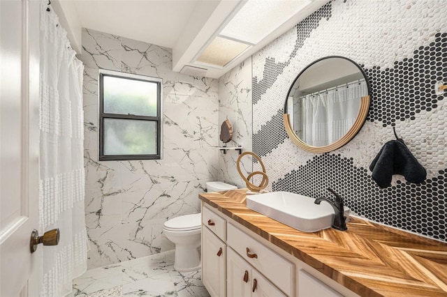 bathroom featuring backsplash, vanity, a shower with shower curtain, and toilet