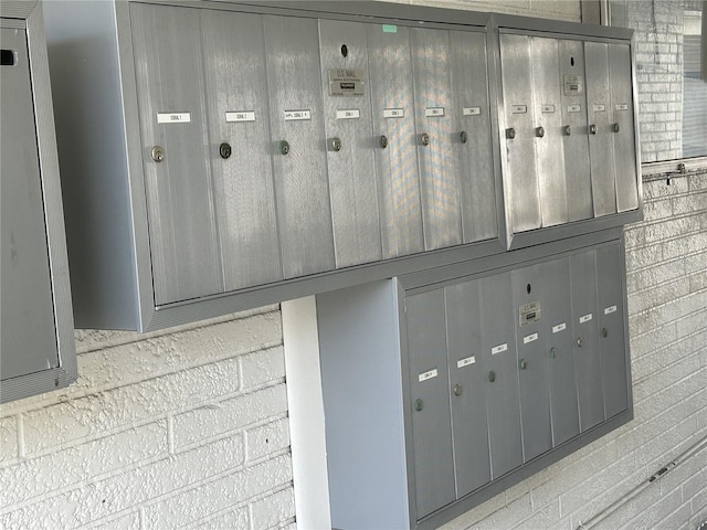 mudroom featuring a mail area