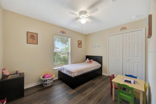 bedroom featuring a textured ceiling, ceiling fan, dark wood-type flooring, and a closet