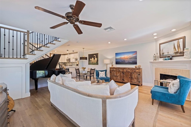 living room featuring visible vents, light wood-style flooring, recessed lighting, and a ceiling fan