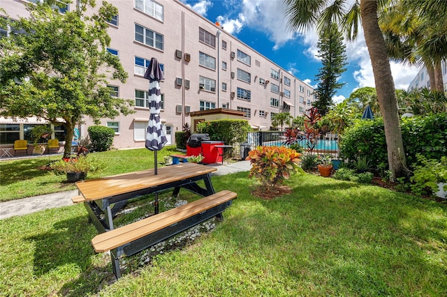 view of property's community featuring a lawn