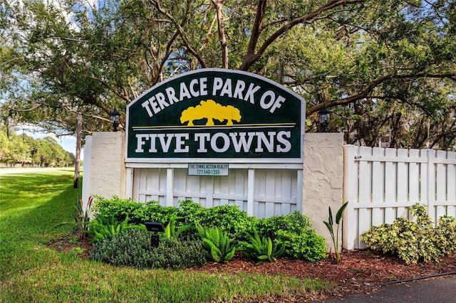 community / neighborhood sign with a lawn