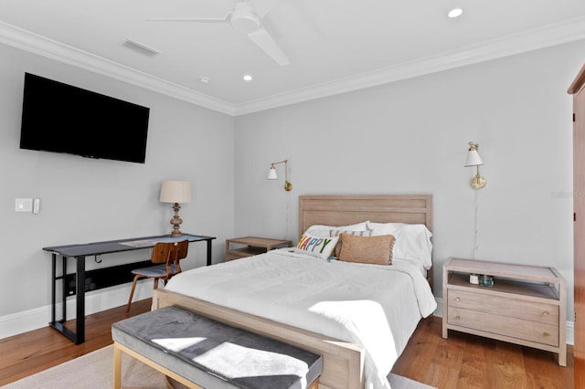 bedroom featuring ceiling fan, crown molding, and light hardwood / wood-style floors