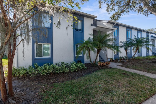 view of front of property with a front yard