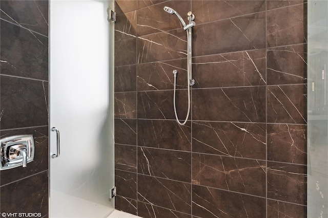 bathroom featuring a tile shower