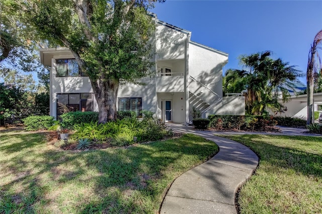 view of front facade with a front yard