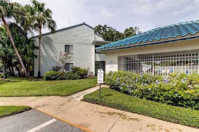 view of front of home featuring a front lawn