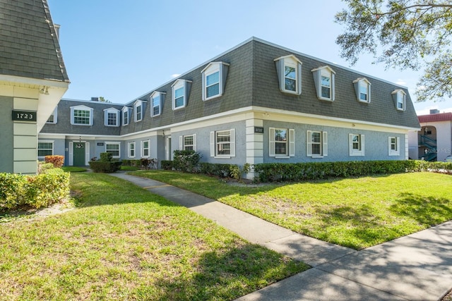 view of front of property featuring a front lawn