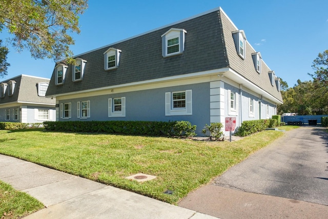 view of front facade featuring a front yard