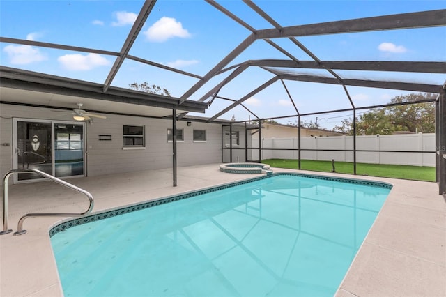 view of swimming pool with a lanai, a patio area, an in ground hot tub, and ceiling fan