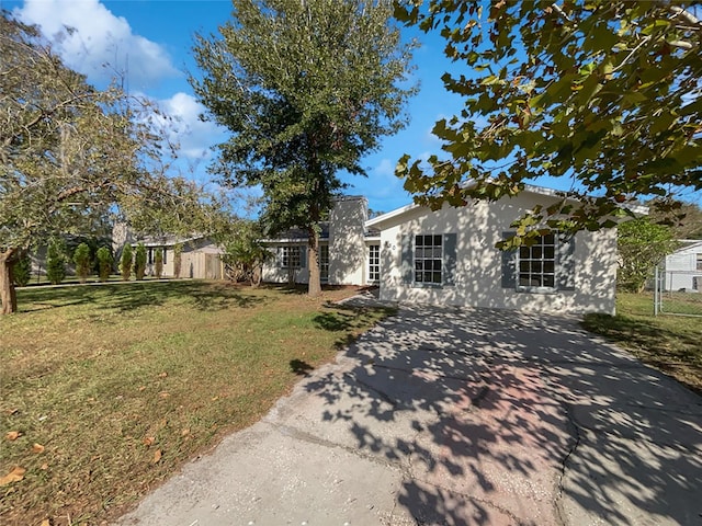 view of front of house featuring a front yard