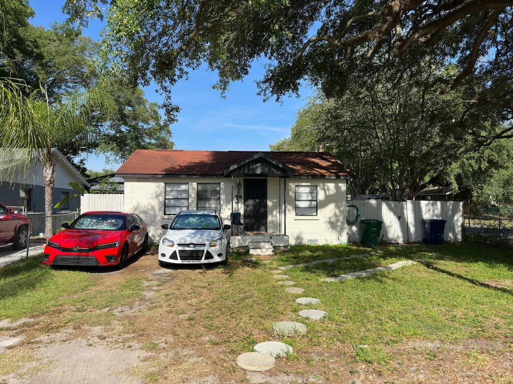 view of front of house featuring a front yard