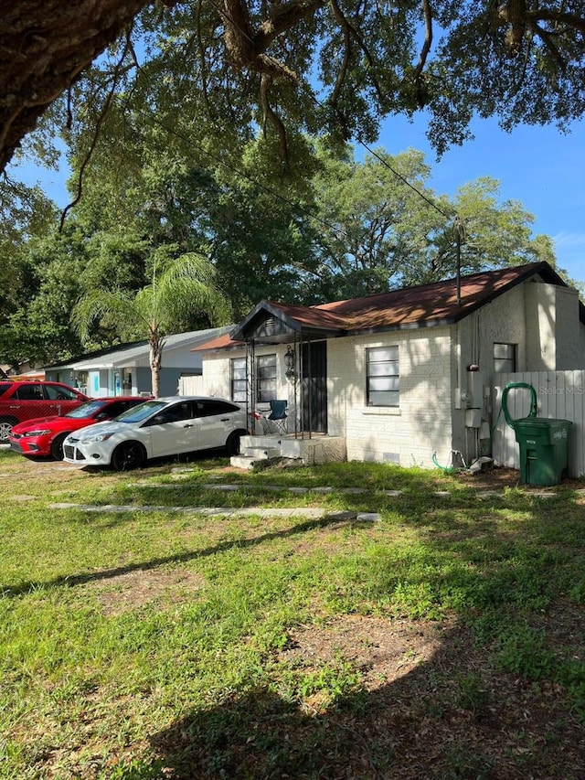 view of front facade with a front yard