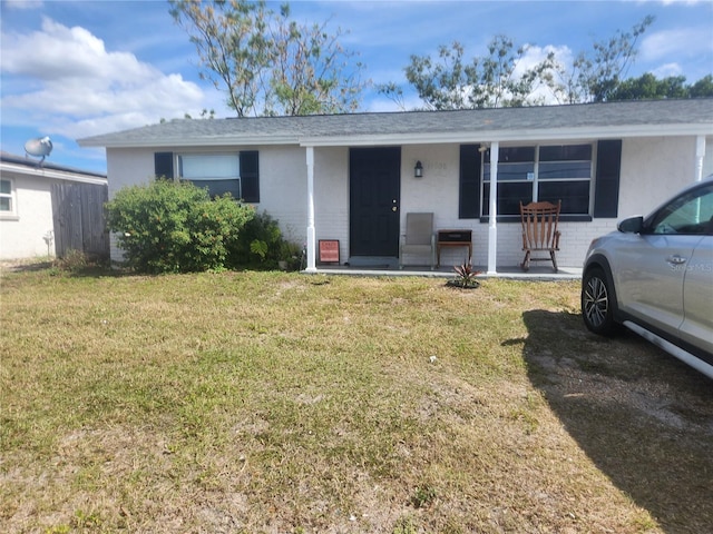 single story home featuring a front lawn