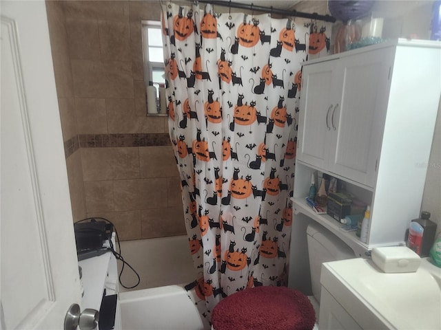 full bathroom featuring shower / tub combo with curtain, vanity, and toilet