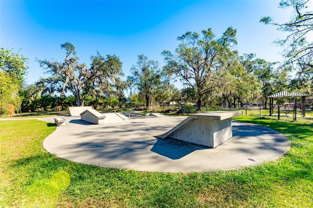 view of property's community featuring a lawn