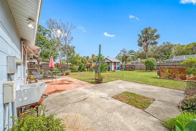 view of yard with a patio area