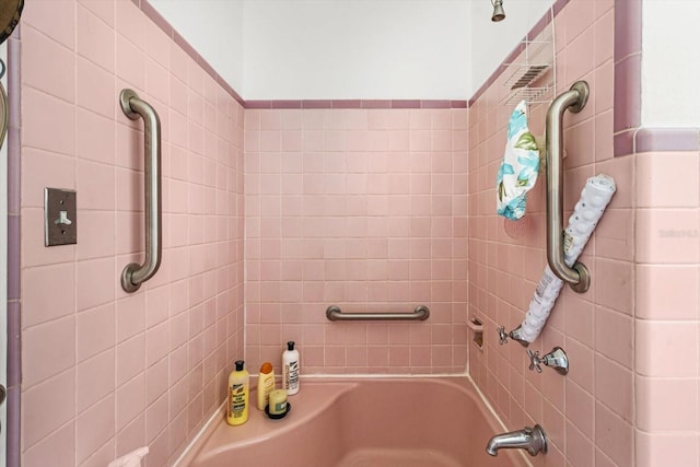 bathroom with tiled shower / bath combo