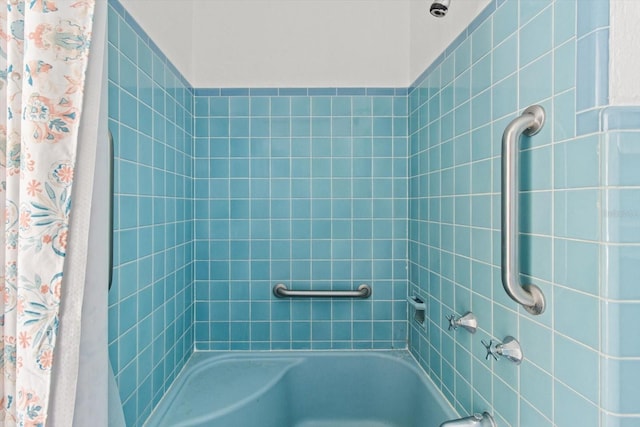 bathroom featuring shower / bath combo with shower curtain