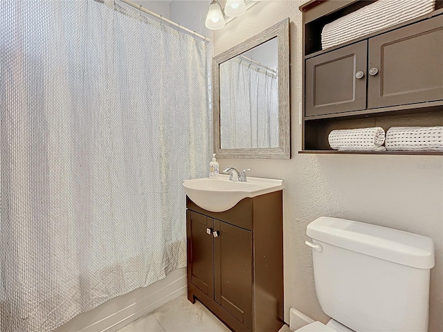 full bathroom featuring shower / tub combo, vanity, and toilet