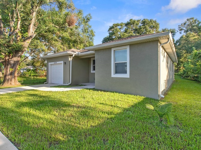 view of front of house with a front lawn and a garage