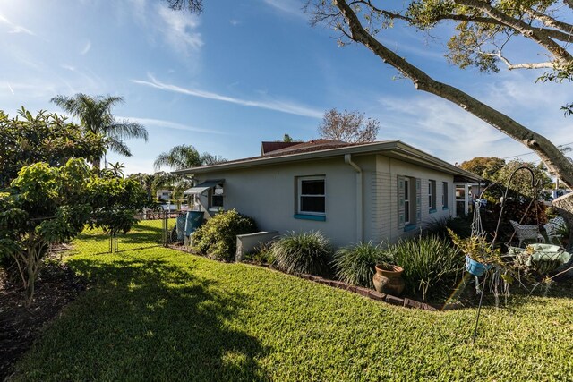 view of side of property featuring a lawn