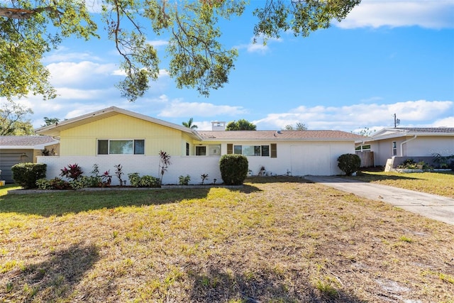 ranch-style house featuring a front lawn